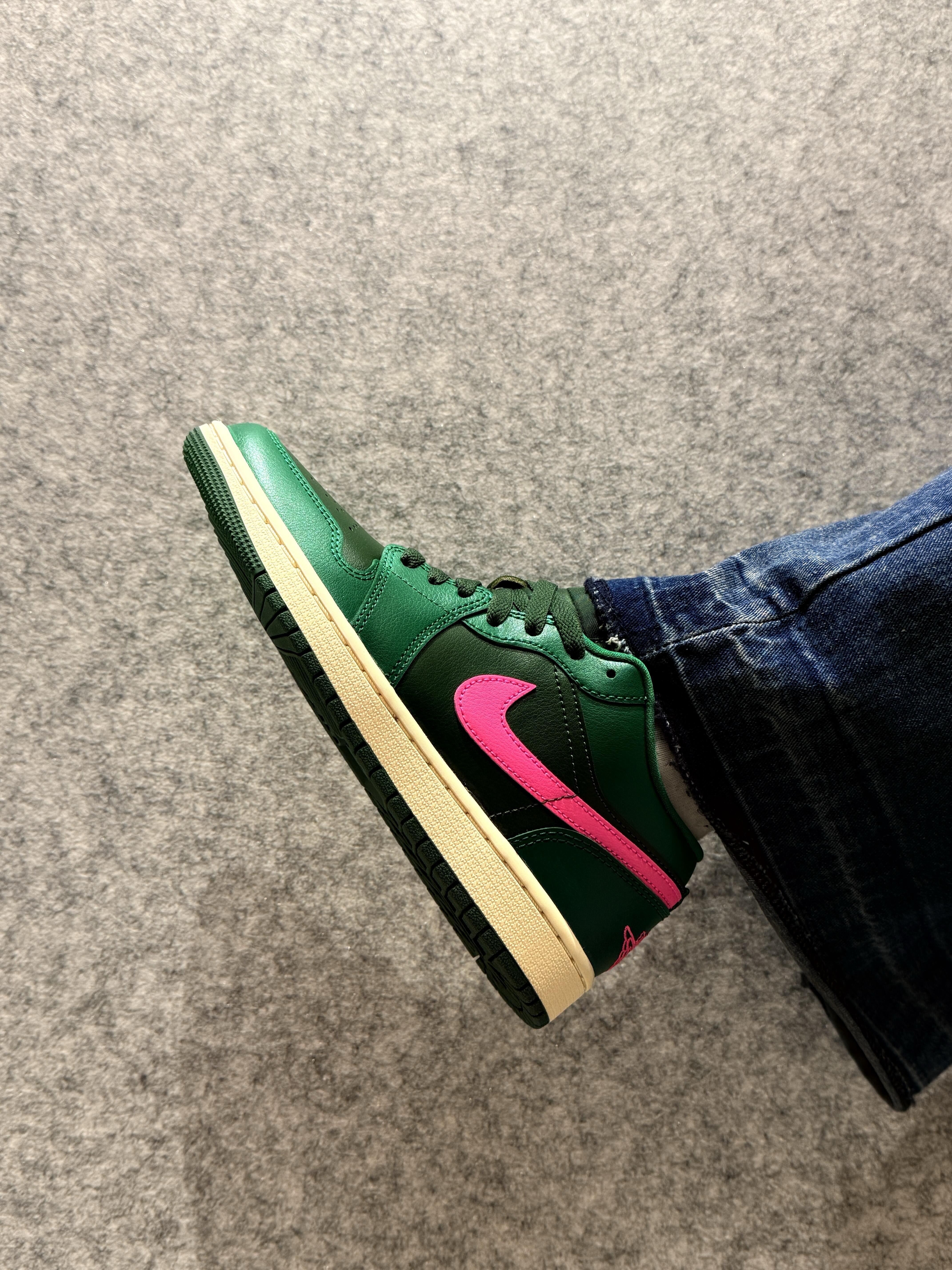 绿色鞋身撞色玫粉Swoosh😍AJ1 Low